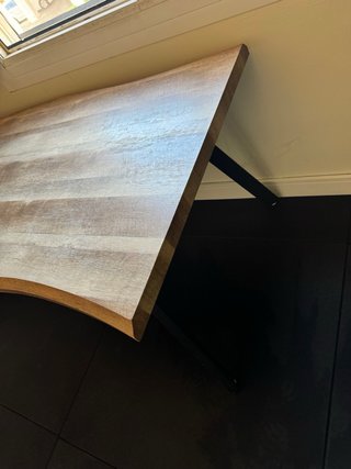 Mesa de trabajo madera y metal (no es maciza).