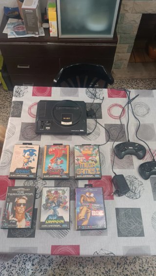 Sega Mega Drive con 2 mandos