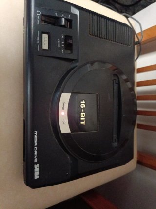 Sega Mega Drive con 2 mandos