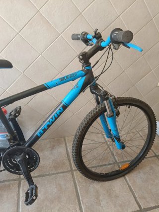 Bicicleta infantil Rockrider 500 azul y negra.