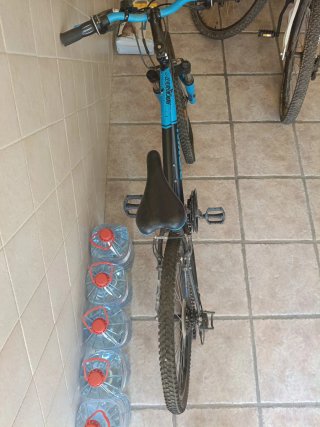 Bicicleta infantil Rockrider 500 azul y negra.