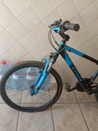 Bicicleta infantil Rockrider 500 azul y negra.