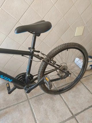 Bicicleta infantil Rockrider 500 azul y negra.