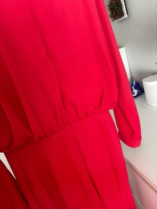 Mono de fiesta rojo con pedrería