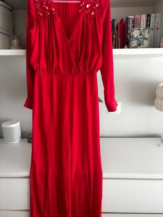 Mono de fiesta rojo con pedrería