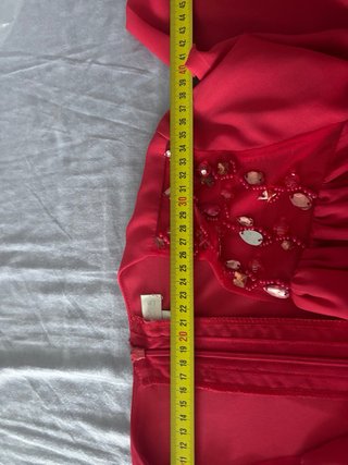 Mono de fiesta rojo con pedrería