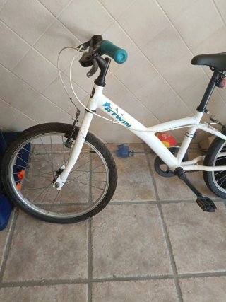 Bicicleta infantil Btwin azul claro y blanca