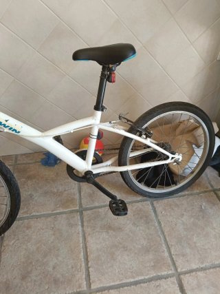 Bicicleta infantil Btwin azul claro y blanca