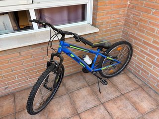 Bicicleta azul sin usar