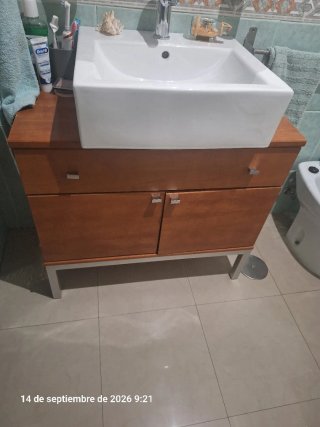 Mueble de baño madera con lavabo