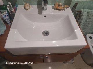 Mueble de baño madera con lavabo