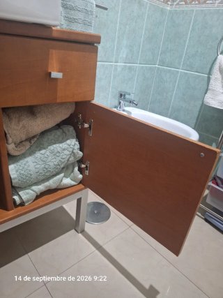 Mueble de baño madera con lavabo