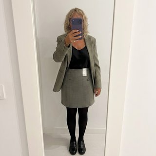 Traje de falda y chaqueta a cuadros