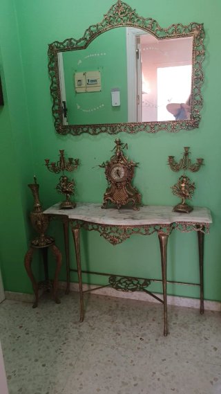 Mesa consola de bronce y mármol