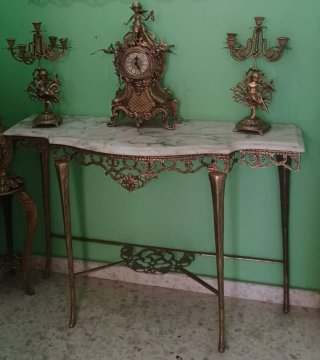 Mesa consola de bronce y mármol