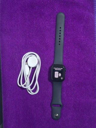 Apple Watch Series 9 (41mm) Space Gray.