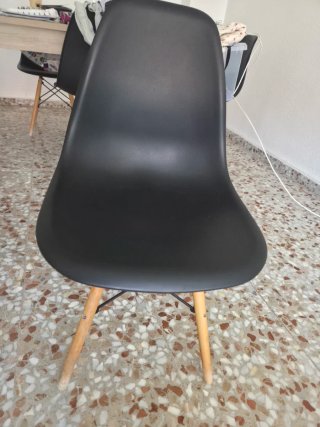 Sillas negras madera