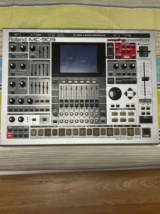 Roland MC-909 Groovebox