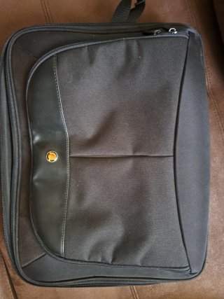 Maletín para portátil negro. Varios compartimentos