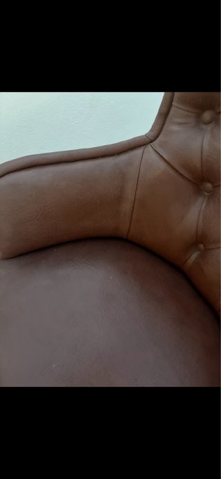 Sillón de piel marrón