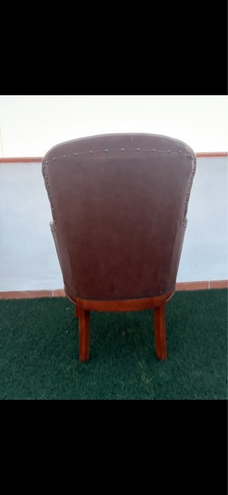 Sillón de piel marrón