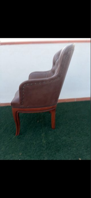 Sillón de piel marrón