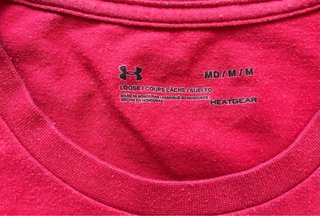 Camiseta Under Armour Roja Diseño Geométrico