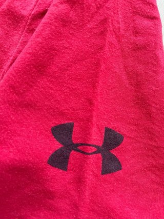 Camiseta Under Armour Roja Diseño Geométrico