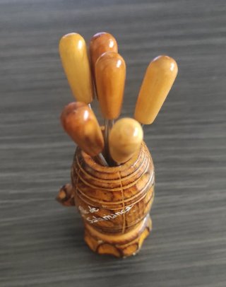 Barril porta pinchos de madera