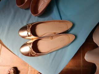 Lote 2 pares zapatos bailarinas dorados y rosa.