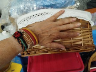 Cesta mediana de mimbre con forro blanco