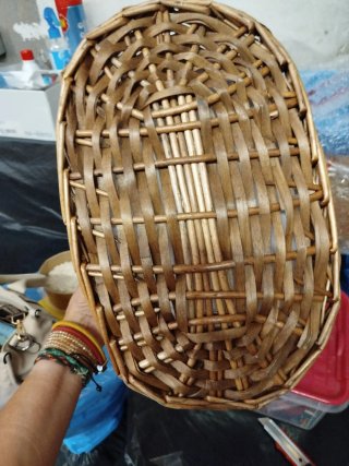 Cesta mediana de mimbre con forro blanco