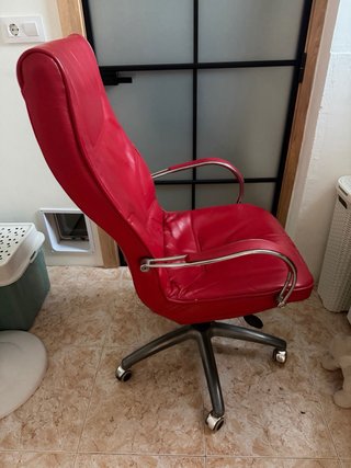 Silla de oficina de cuero natural roja