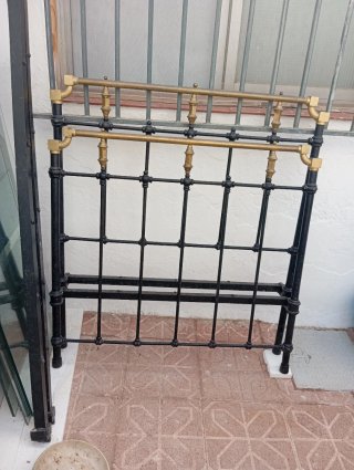 Cama de forja y bronce