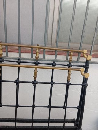 Cama de forja y bronce