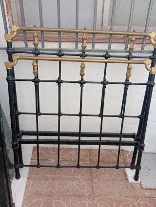Cama de forja y bronce