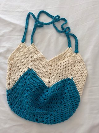 Bolso de crochet beige y azul