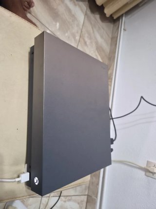Xbox One X Gris