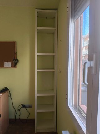 Escritorio blanco con cajones morados y estantería
