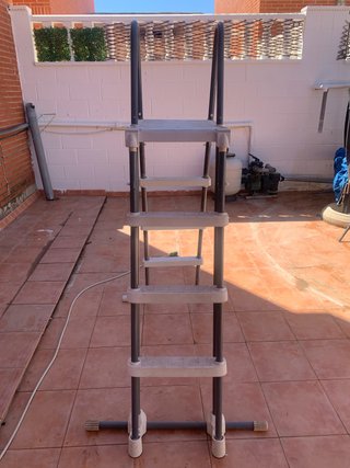 Escalera seguridad piscina metal y plástico
