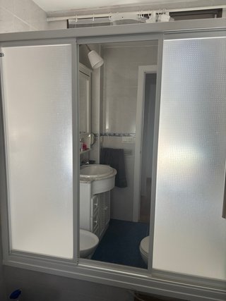 Mueble de baño con lavabo y bidé