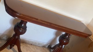 Mesa de comedor de madera oscura