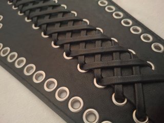 Cinturón negro con cordones