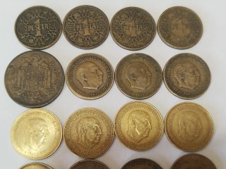 Lote 16 monedas "Pesetas del Caudillo".