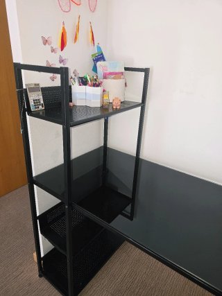 Escritorio con estantería negra