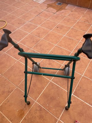 Andador para personas mayores con ruedas