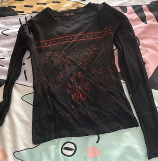 Camiseta Stradivarius negra con estampado rojo