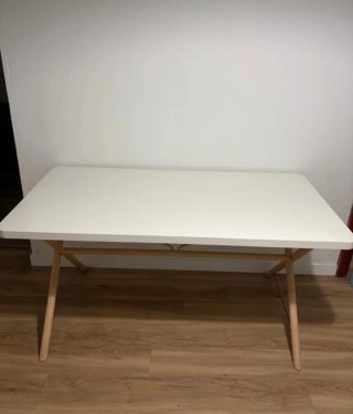 Mesa de madera blanca y marrón