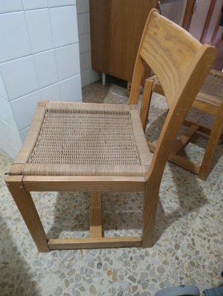 Sillas de mimbre y madera