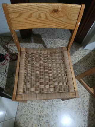 Sillas de mimbre y madera